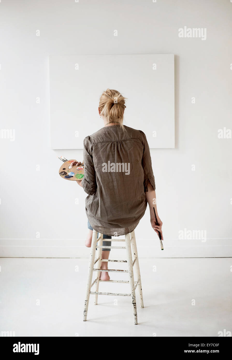 Artista femminile pittura in studio Foto Stock