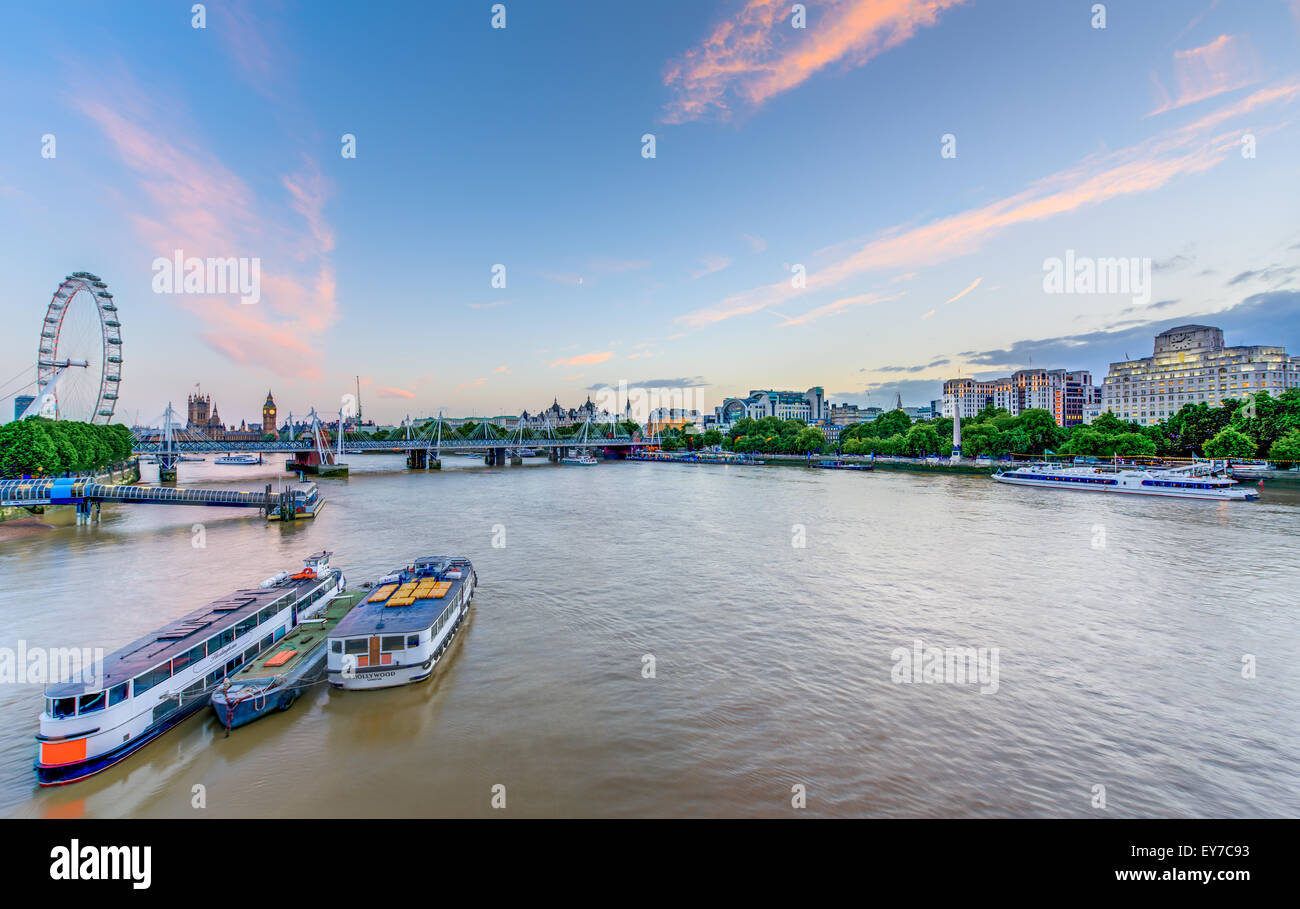Il fiume Tamigi, il Big Ben e l'Occhio di Londra nel tardo pomeriggio, London, England Regno Unito. Foto Stock