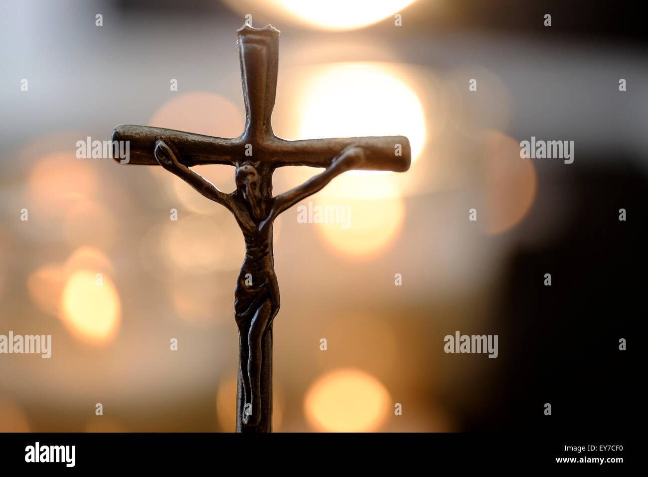 Croce con razzi lente in background Foto Stock