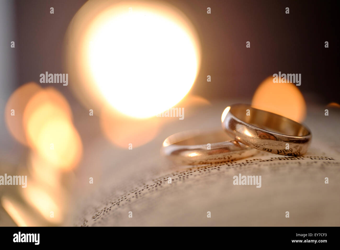 Gli anelli di nozze nella Bibbia aperta Foto Stock