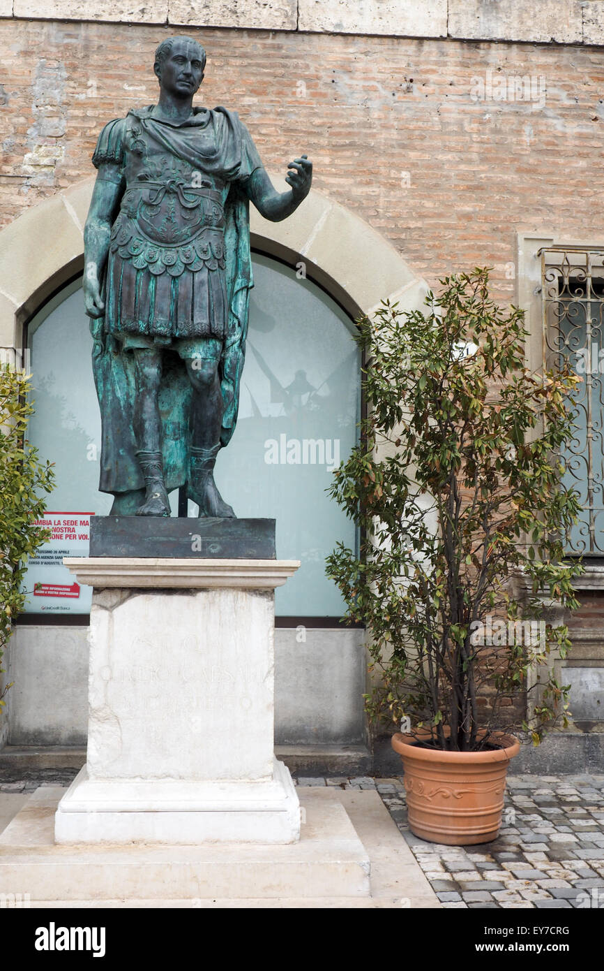 Statua in bronzo di Cesare su un piedistallo di marmo. Foto Stock