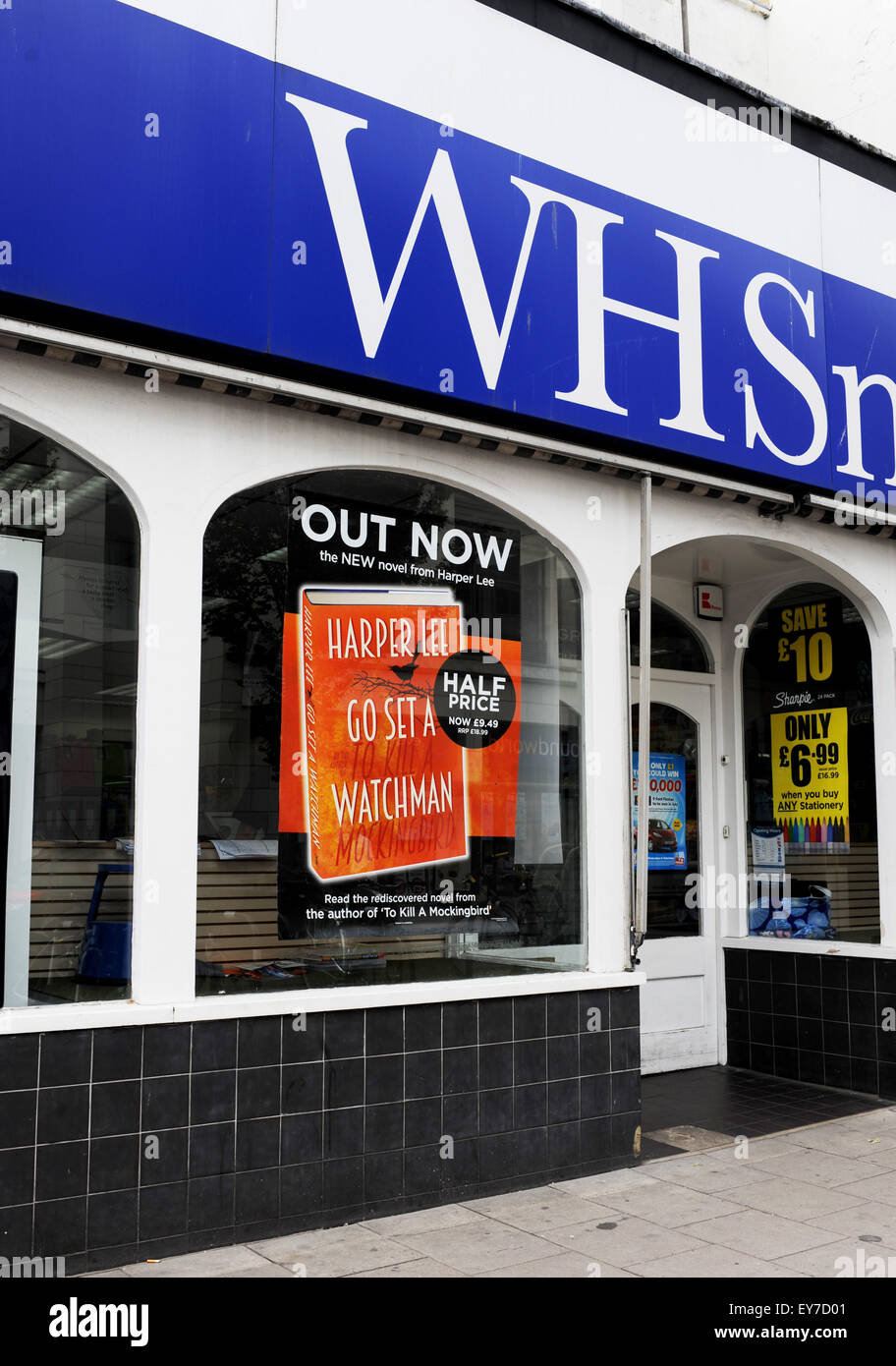 Brighton Regno Unito Giovedi 22 Luglio 2015 - Un poster pubblicitari il nuovo Harper Lee romanzo ' andare insieme una sentinella' in vendita a metà prezzo Foto Stock