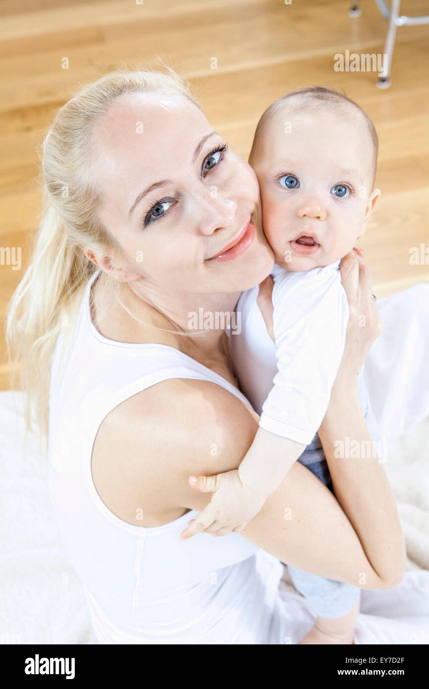 Madre abbracciando baby boy Foto Stock