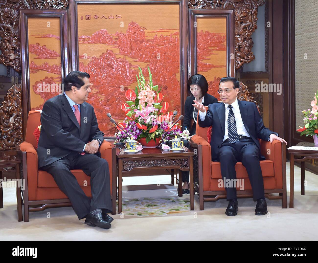 Pechino, Cina. 23 Luglio, 2015. Il premier cinese LI Keqiang (R) incontra Presidente della nuova banca di sviluppo (NDB) K.V. , Kamath a Pechino Capitale della Cina, 23 luglio, 2015. Il NDB apre a Shanghai il martedì per il finanziamento di progetti di infrastrutture, principalmente nei paesi BRICS -- le economie emergenti di Brasile, Russia, India, Cina e Sud Africa. © Li Tao/Xinhua/Alamy Live News Foto Stock