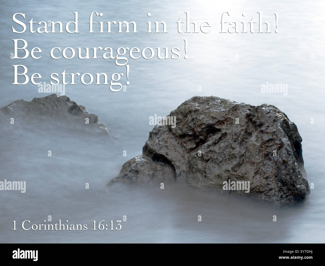 Citazione biblica. Fir stand nella fede. Roccia con lisce come la seta acqua. Foto Stock