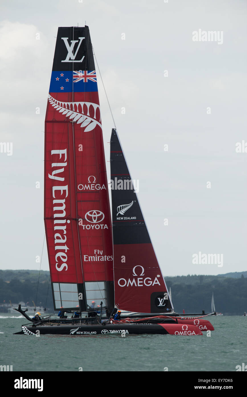 Portsmouth, Regno Unito. Il 23 luglio 2015. Emirates Team New Zealand durante la parata di vela il giorno uno della Coppa America. Credito: MeonStock/Alamy Live News Foto Stock