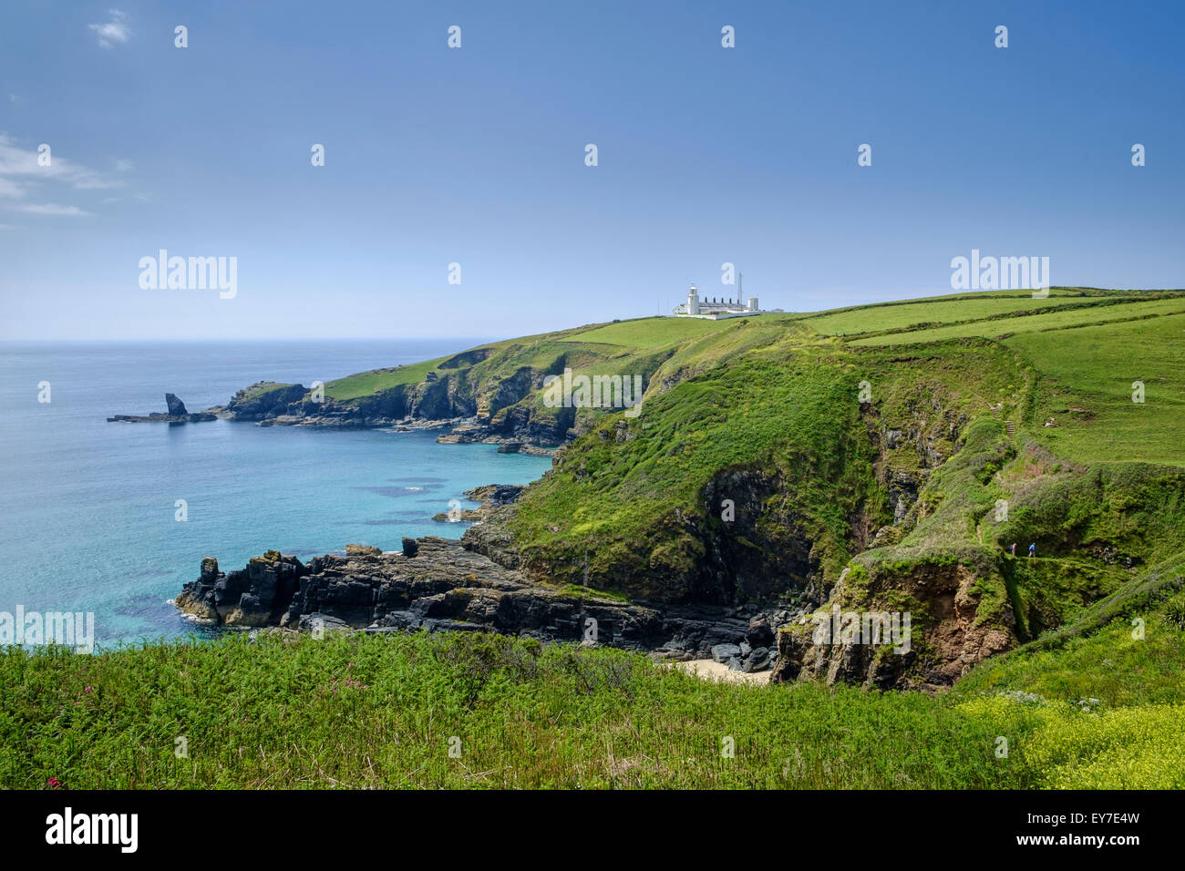 Cornwall - guardando verso il faro di Lizard Point da Housel Bay, Regno Unito - con gli escursionisti sul South West Coast Path Foto Stock