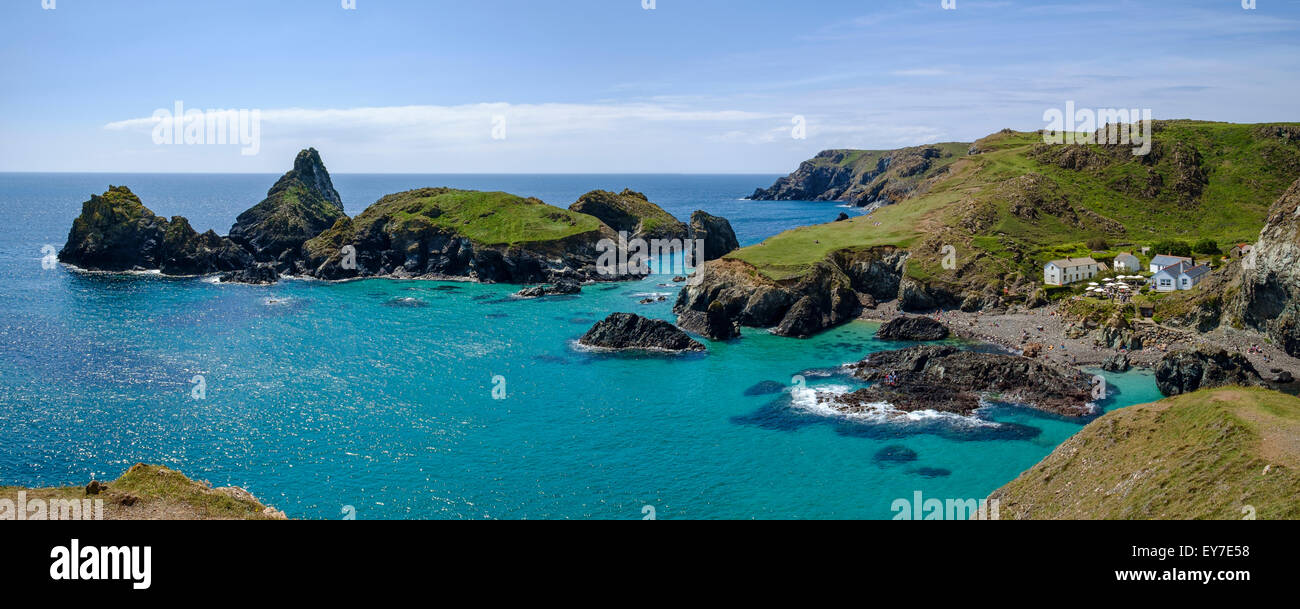 Kynance Cove, penisola di Lizard, Cornwall, Inghilterra, Regno Unito ad alta marea - panorama pano Foto Stock