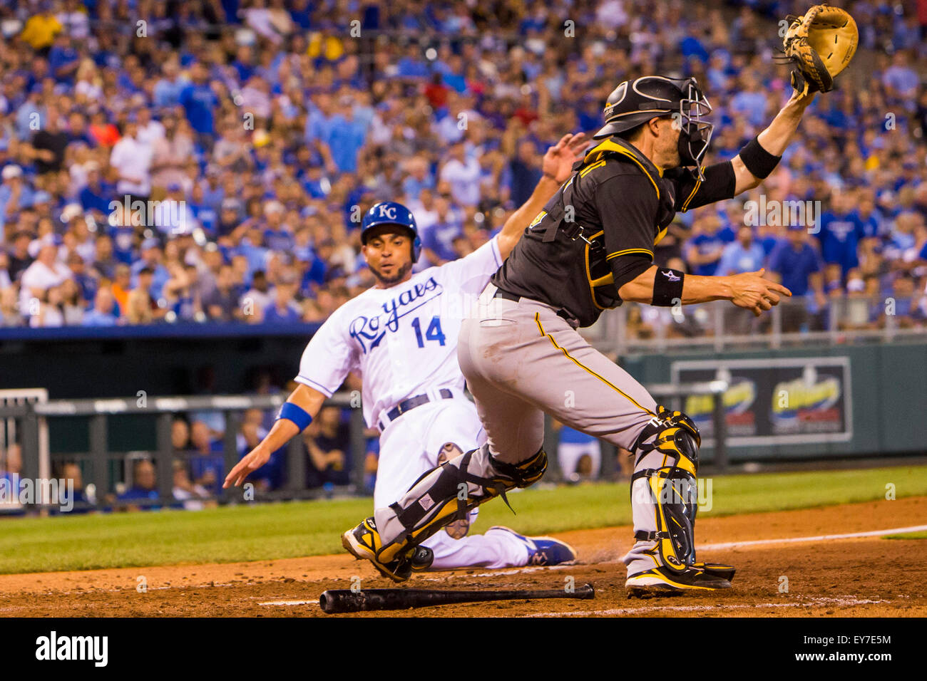 Kansas City, MO, Stati Uniti d'America. 22 Luglio, 2015. Omar Infante #14 dei Kansas City Royals scorre tranquillamente passato il tag Chris Stewart #19 dei pirati di Pittsburgh per go-ahead esegui nel settimo inning durante la MLB gioco tra il Pittsburg pirati e il Kansas City Royals presso Kauffman Stadium di Kansas City, MO. Kyle Rivas/CSM/Alamy Live News Foto Stock