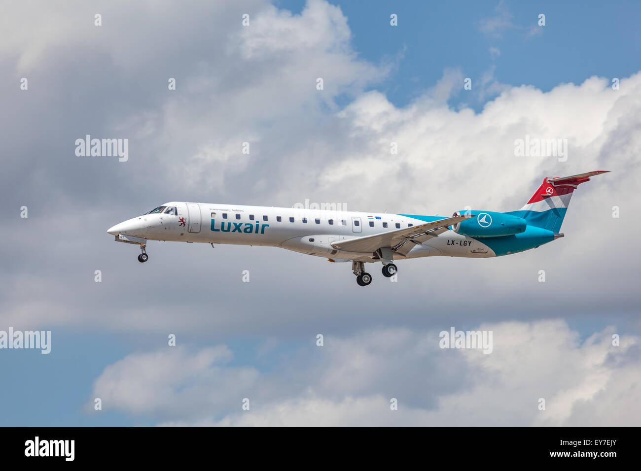 Luxair Embraer ERJ-145LU jet in atterraggio a l'Aeroporto Internazionale di Francoforte Foto Stock