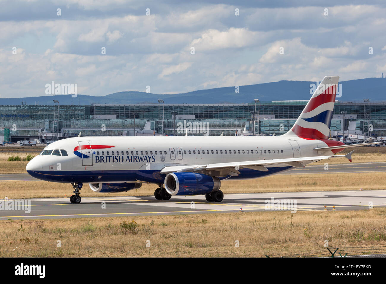 British Airways Airbus A319-100 presso la pista dell'aeroporto internazionale di Francoforte Foto Stock