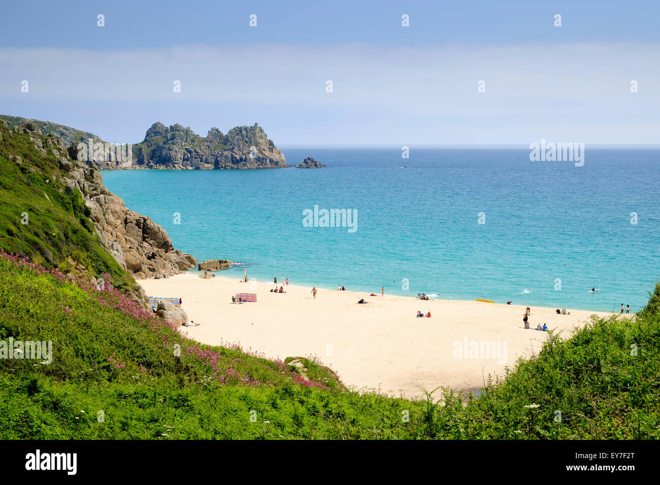 Porthcurno beach e cove, Cornwall, Inghilterra, Regno Unito in estate Foto Stock