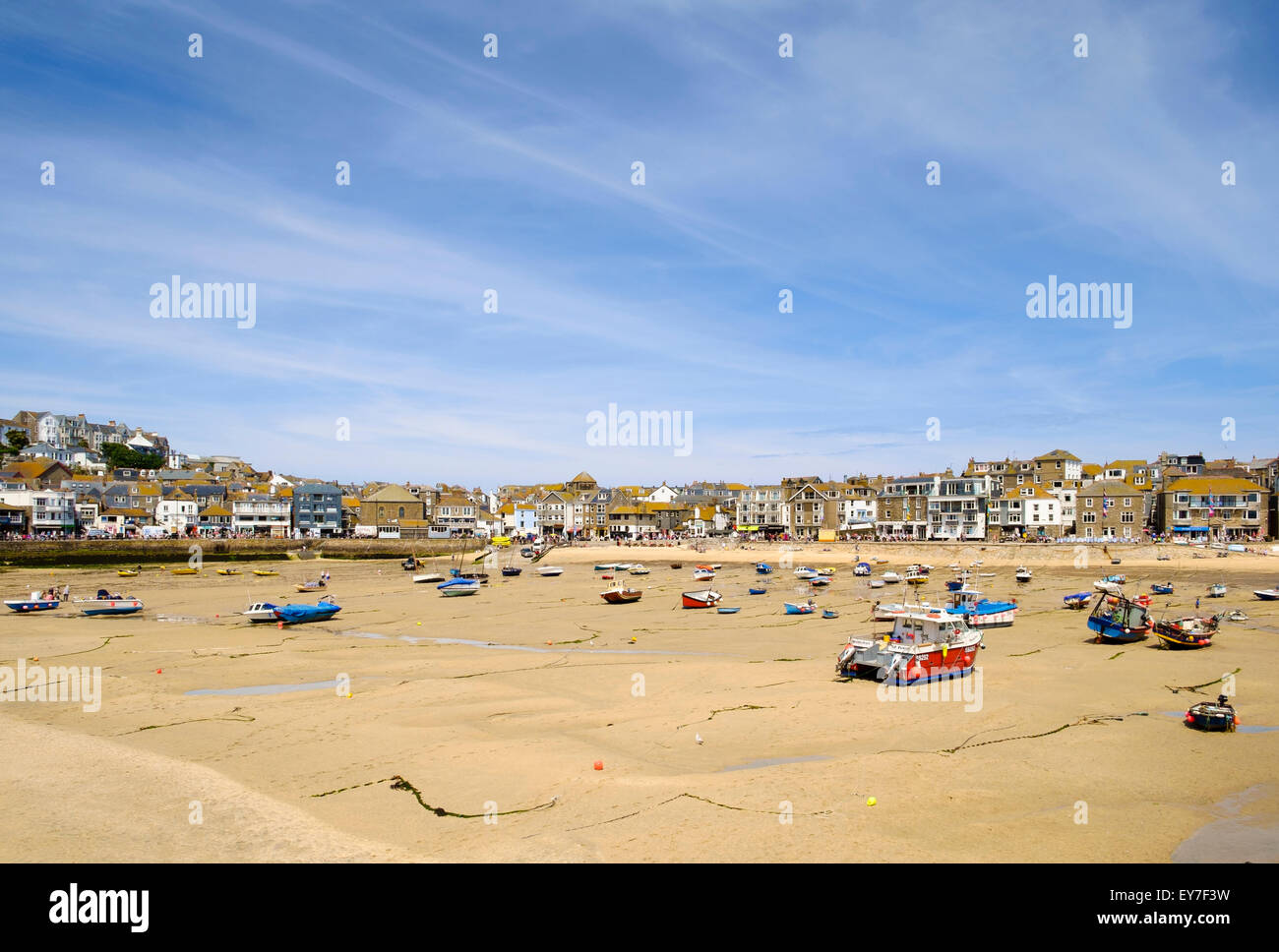 St Ives, Cornwall, Regno Unito - la spiaggia e le barche da pesca a bassa marea in estate Foto Stock