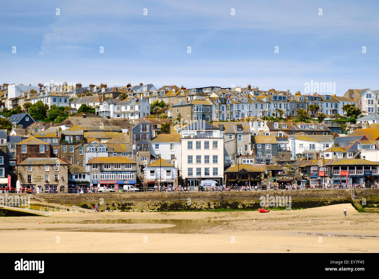 St Ives, Cornovaglia - passeggiata e case cittadine, Regno Unito in estate Foto Stock