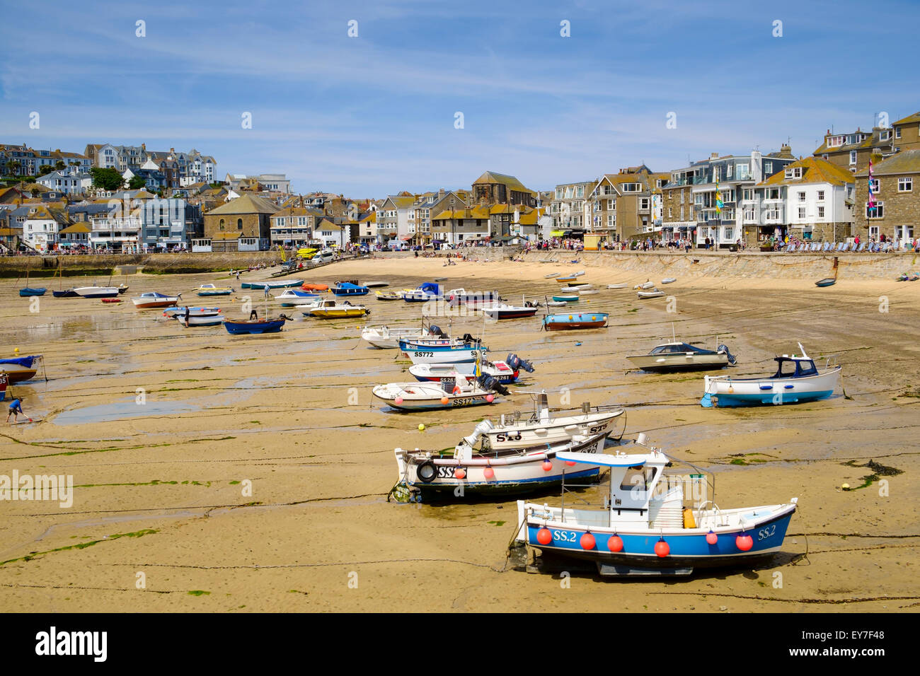St Ives, Cornwall, Regno Unito - il porto, la spiaggia e le barche da pesca a bassa marea in estate Foto Stock