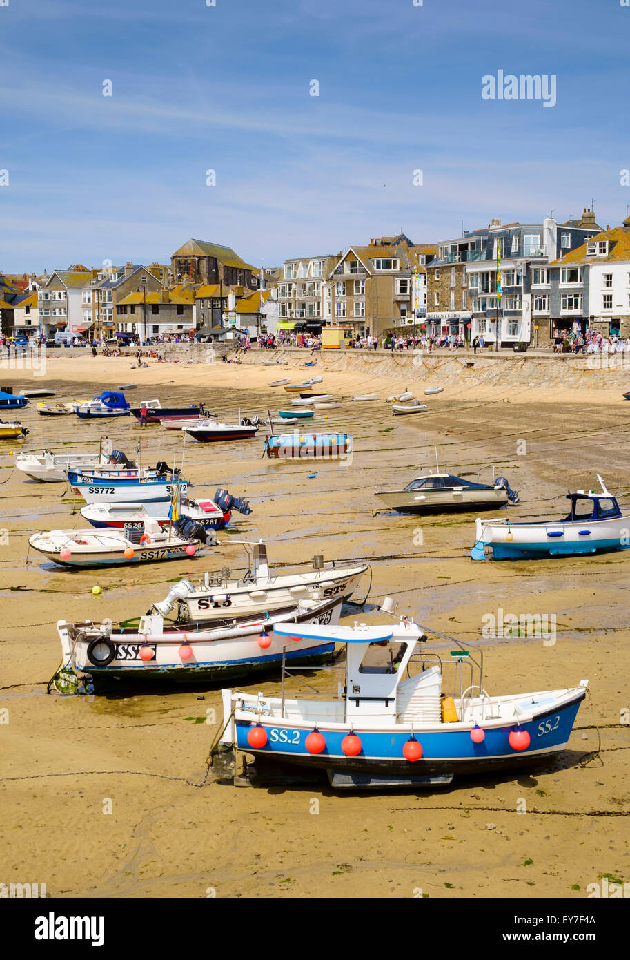 St Ives, Cornwall, Regno Unito - la spiaggia, il porto e le barche da pesca a bassa marea in estate Foto Stock