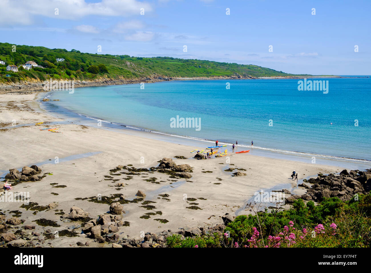 La gente sulla spiaggia a Coverack, Cornwall, Regno Unito Foto Stock