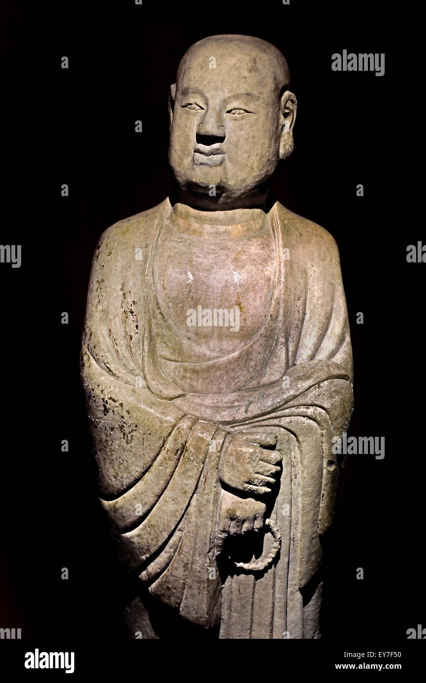 Ananda in pietra della Dinastia Song ANNUNCIO 960-1279 al Museo di Shanghai di Antica Arte Cinese Cina ( Ānanda uno dei dieci principali discepoli di Gautama Buddha ) Foto Stock