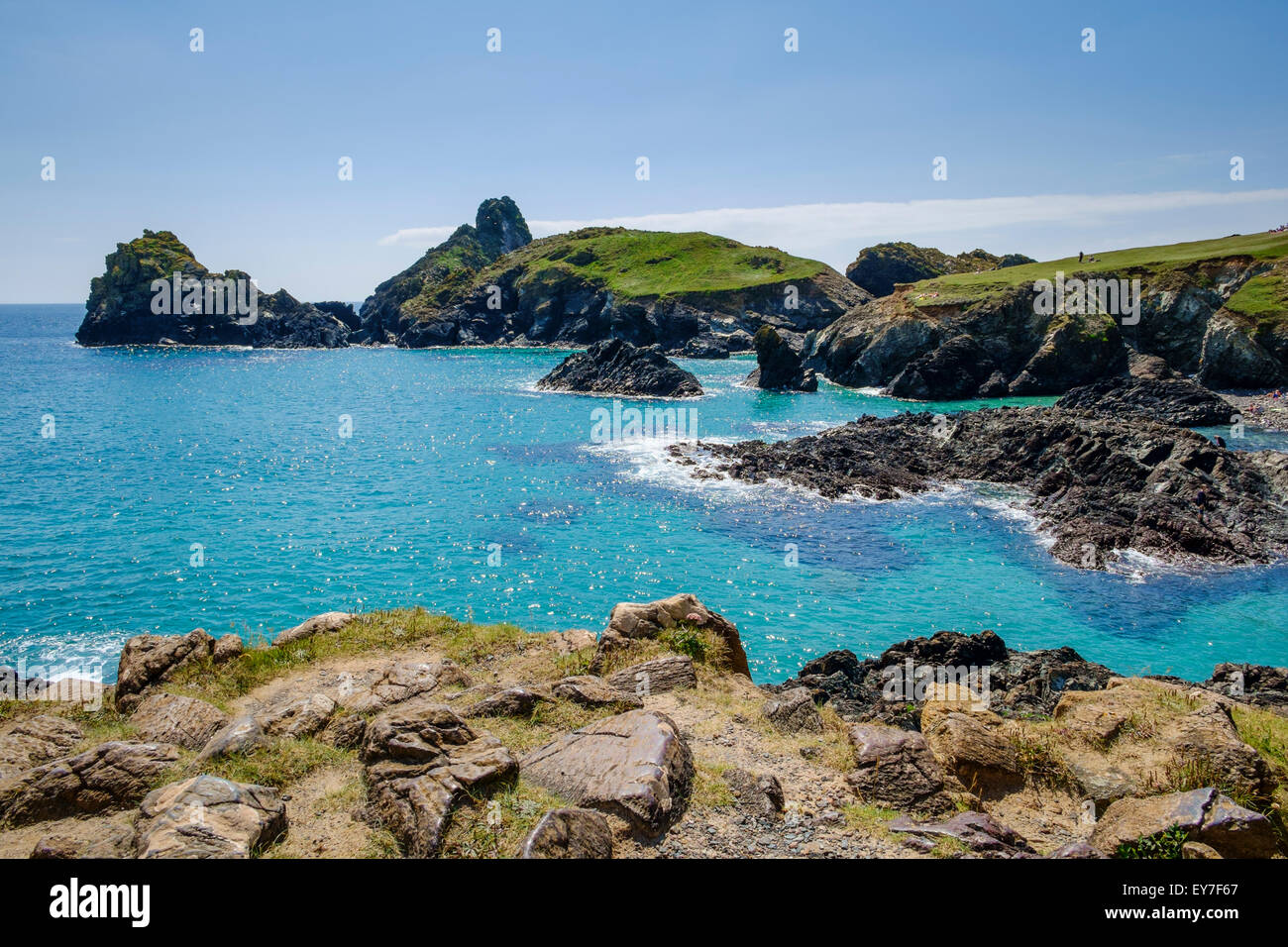 Kynance Cove, penisola di Lizard, Cornwall, Inghilterra, Regno Unito ad alta marea Foto Stock