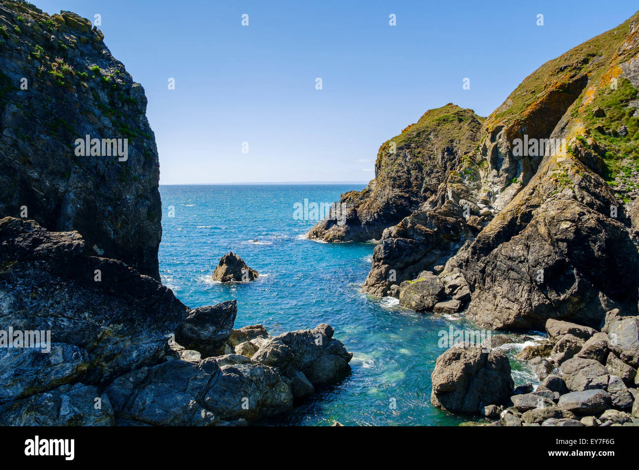 Rocce e capezzagna a Mullion Cove, penisola di Lizard, Cornwall, Regno Unito Foto Stock