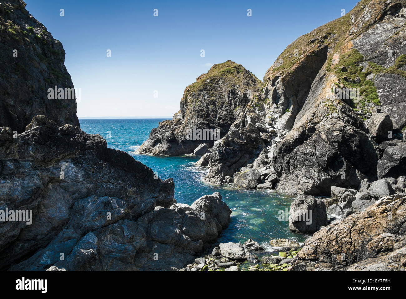 Cornwall coast - Rocce e capezzagna a Mullion Cove, penisola di Lizard, Cornwall, Regno Unito Foto Stock