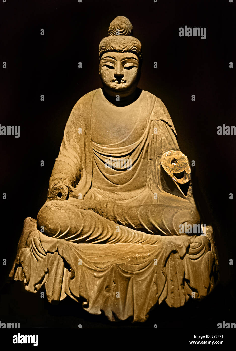 Pietra di Buddha dinastia Tang (ad 618-690 e 705-907) al Museo di Shanghai di Antica Arte Cinese Cina Foto Stock