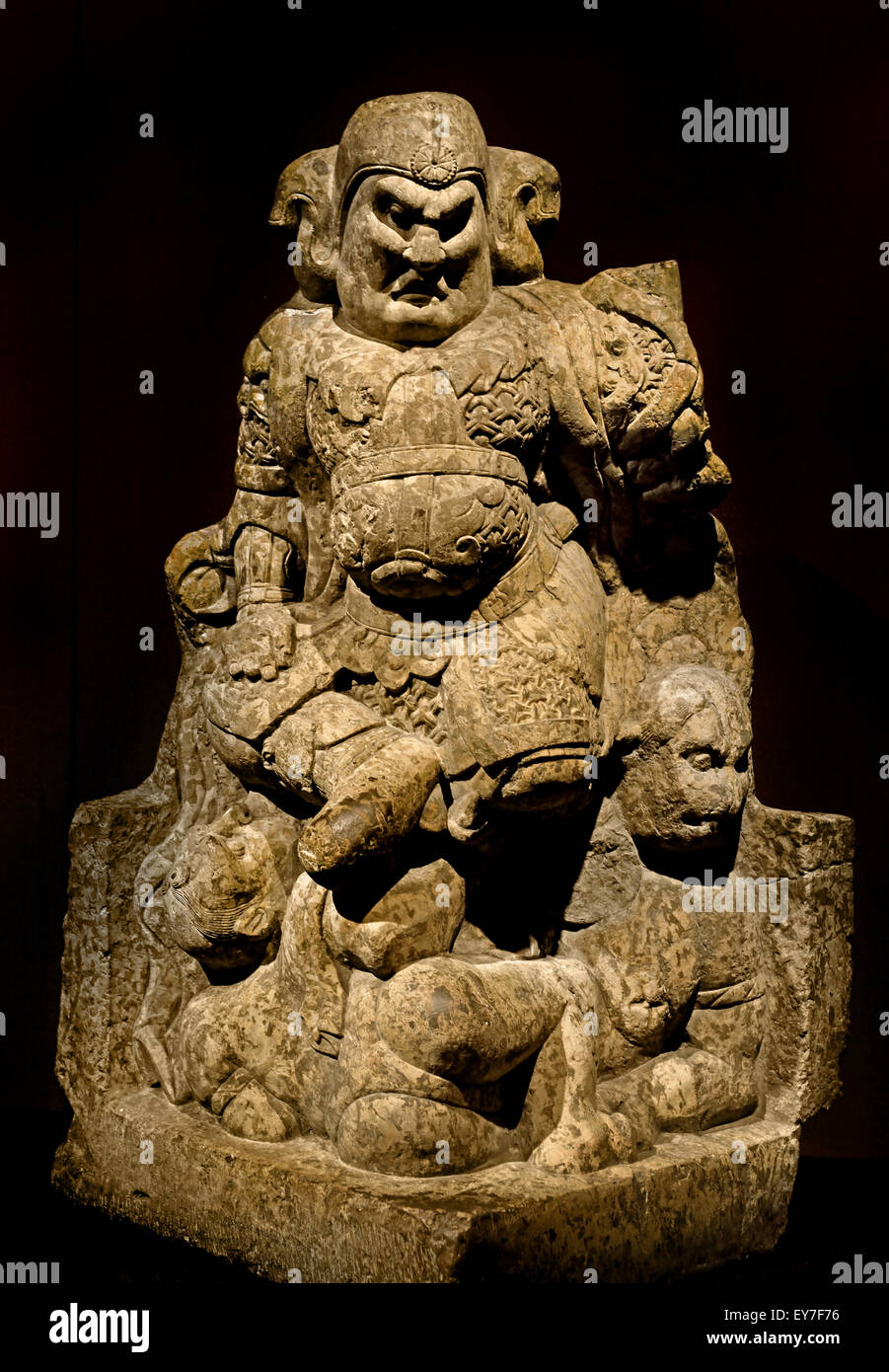 Pietra Lokapala dinastia Tang (ad 618-690 e 705-907) al Museo di Shanghai di Antica Arte Cinese Cina ( Lokapāla guardiano del mondo ha diversi usi a seconda se si è trovato in un indù o contesto buddista. ) Foto Stock