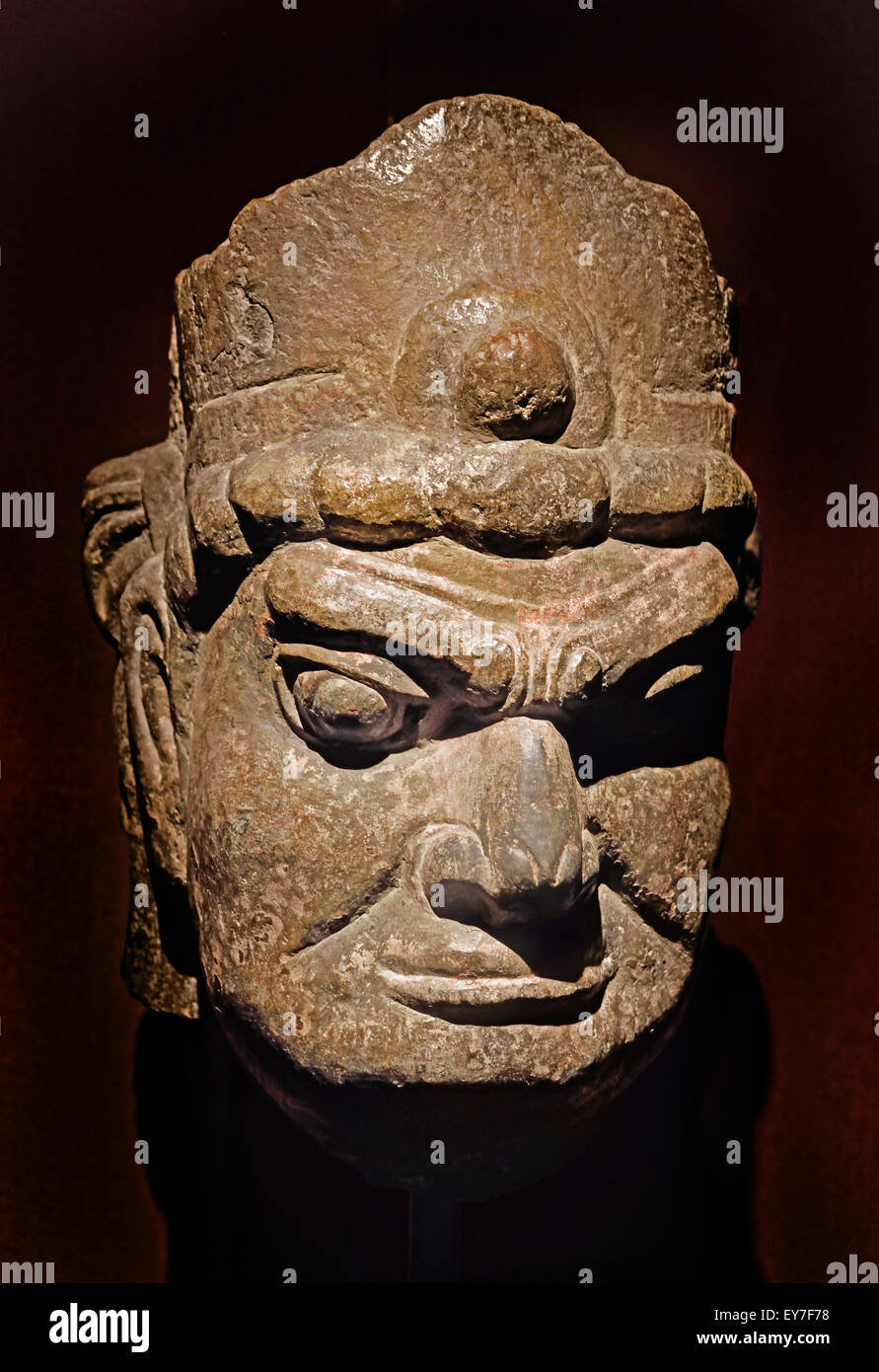 Testa di pietra Lokapala dinastia Tang (ad 618-690 e 705-907) al Museo di Shanghai di Antica Arte Cinese Cina ( Lokapāla guardiano del mondo ha diversi usi a seconda se si è trovato in un indù o contesto buddista. ) Foto Stock