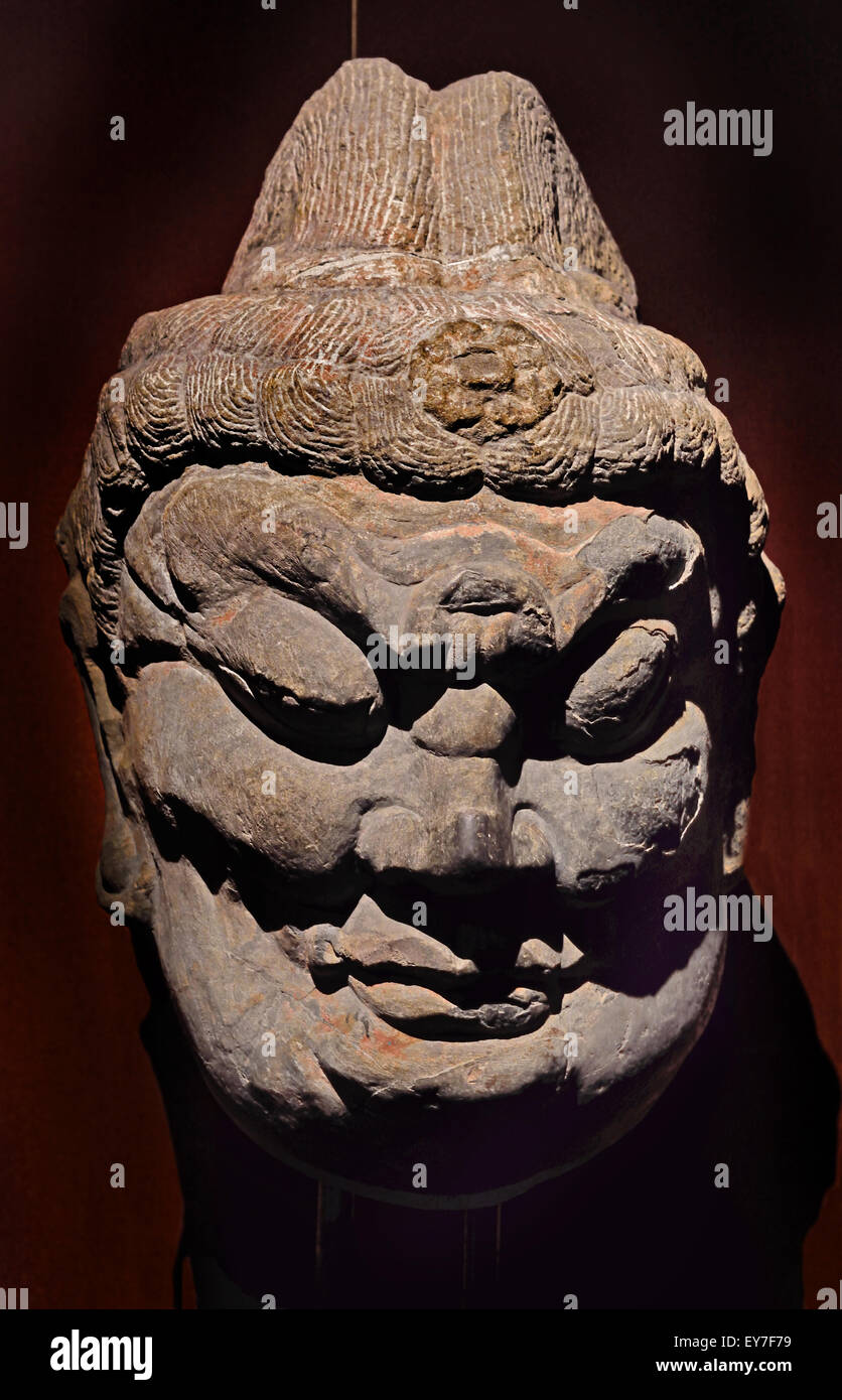 Testa di pietra Lokapala dinastia Tang (ad 618-690 e 705-907) al Museo di Shanghai di Antica Arte Cinese Cina ( Lokapāla guardiano del mondo ha diversi usi a seconda se si è trovato in un indù o contesto buddista. ) Foto Stock