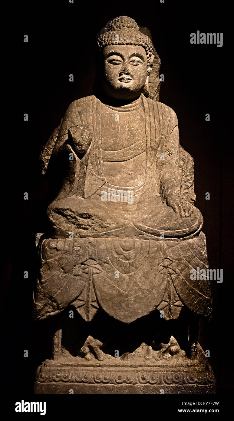 Il Buddha Amitabha ( pietra eretta da Xiangli Gong Zheng ( annuncio 725 ) la dinastia Tang (ad 618-690 e 705-907) al Museo di Shanghai di Antica Arte Cinese Cina Amitābha ( Amida o Amideva è un buddha celesti descritte nelle scritture della scuola Mahāyāna di Buddhismo. Amitābha è il principale buddha nella Pura Terra setta, un ramo del buddismo praticato soprattutto in Asia Orientale ) Foto Stock