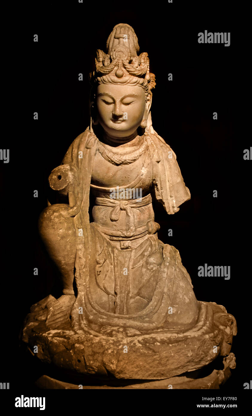 Bodhisattva in pietra della dinastia Tang (ad 618-690 e 705-907) al Museo di Shanghai di Antica Arte Cinese Cina Foto Stock