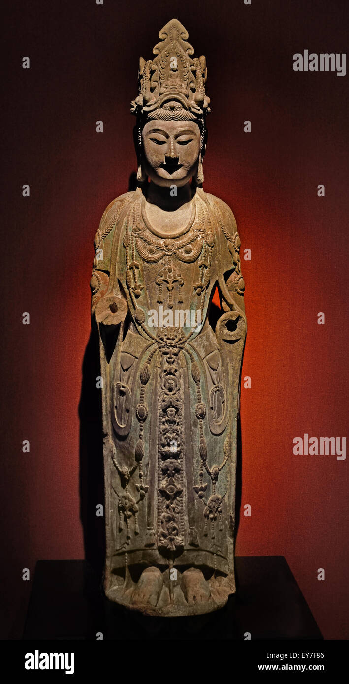Bodhisattva Avalokitesvara stone sui dinastia (ANNUNCIO 581-618 ) al Museo di Shanghai di Antica Arte Cinese Cina ( Avalokiteśvara è un bodhisattva che incarna la compassione di tutti i Buddha ) Foto Stock