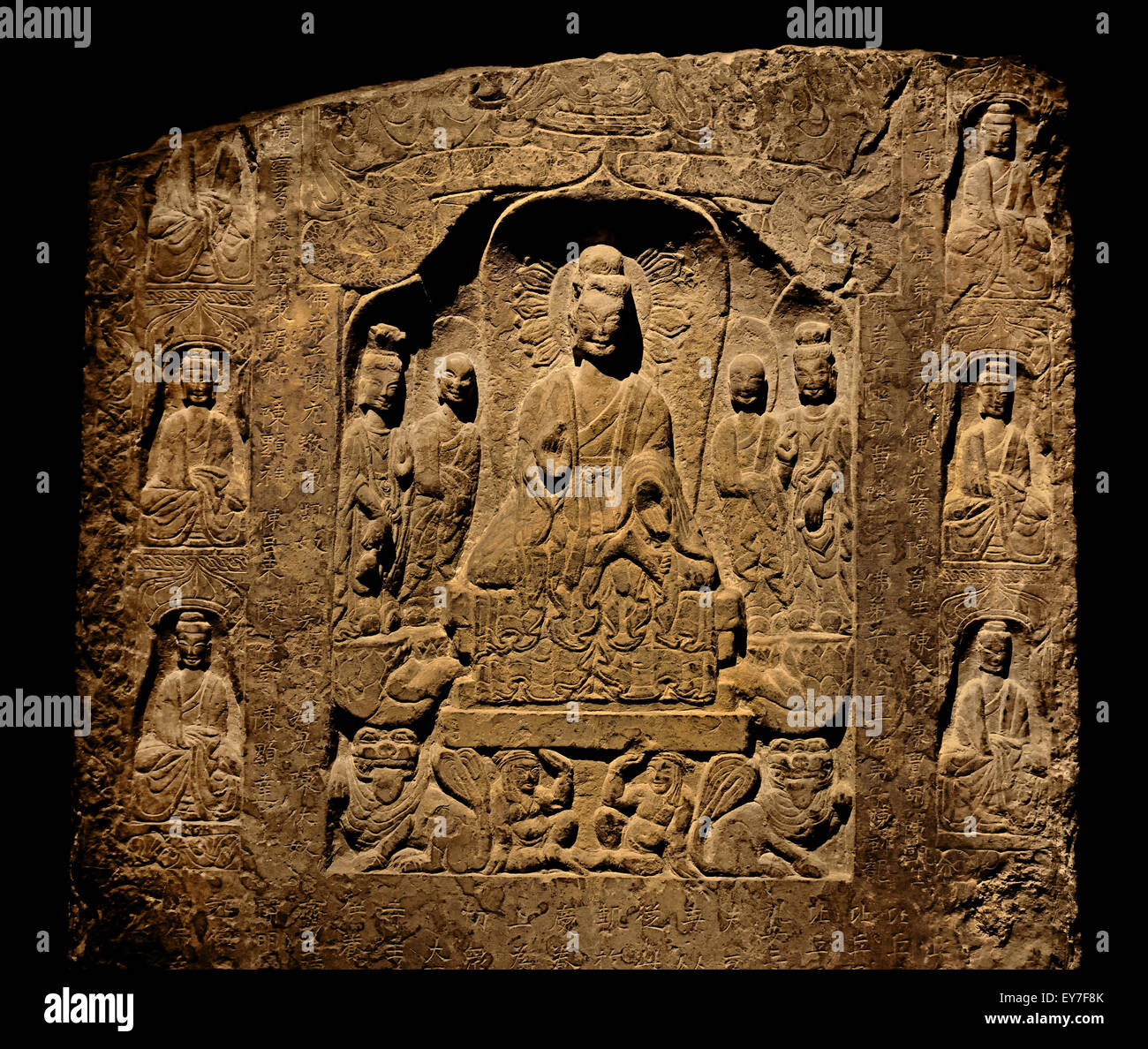 Sakyamuni Buddha pietra stele eretta da Chen Hui Dang Western Wei annuncio 540 al Museo di Shanghai di Antica Arte Cinese Cina ( Shakyamuni (Gautama Siddartha), che è nato in quello che ora è il Nepal circa 2.500 anni fa. ) Foto Stock