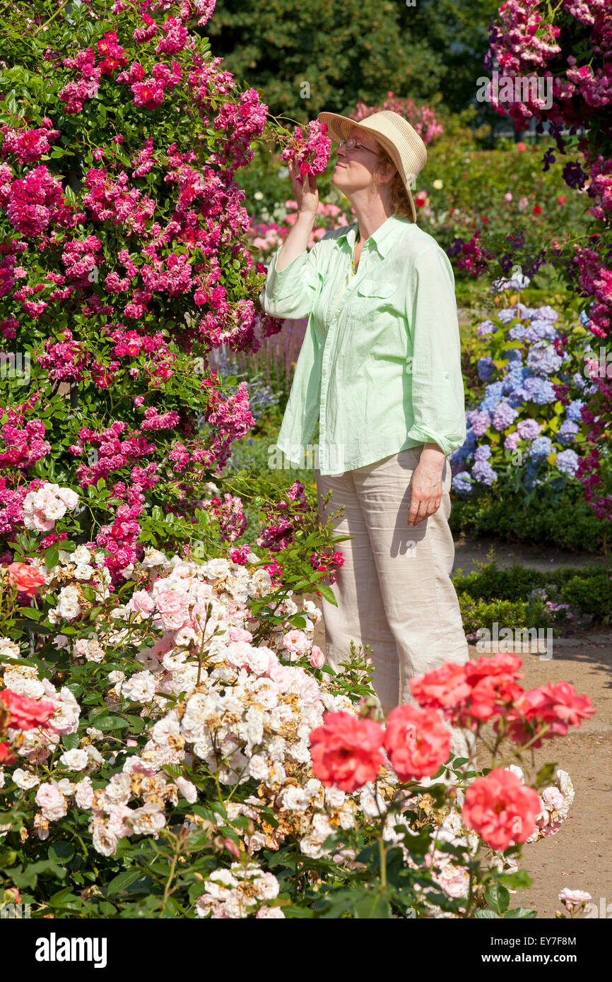 Donna al parco 'parco Planten un Blomen", Amburgo, Germania Foto Stock