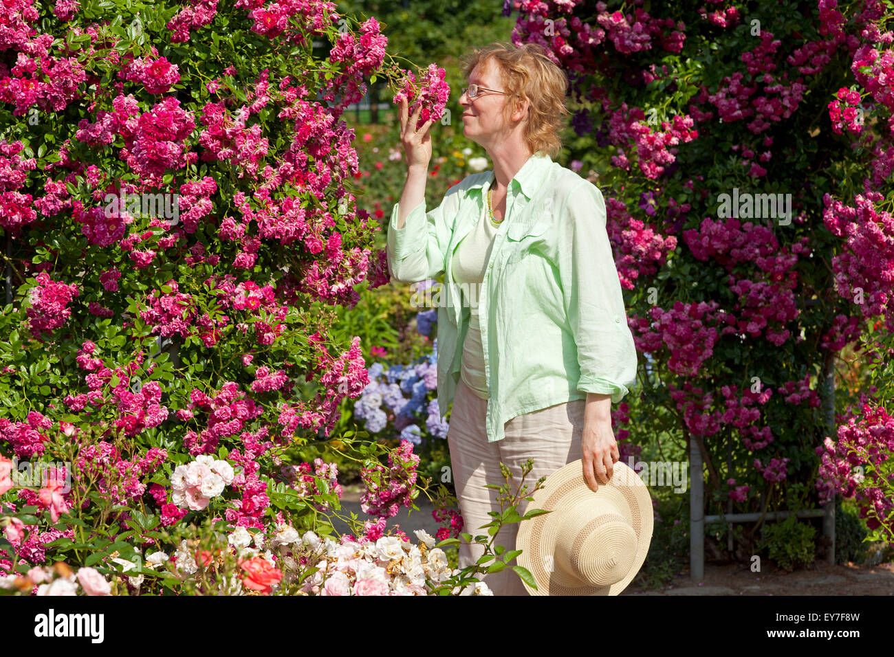 Donna al parco 'parco Planten un Blomen", Amburgo, Germania Foto Stock