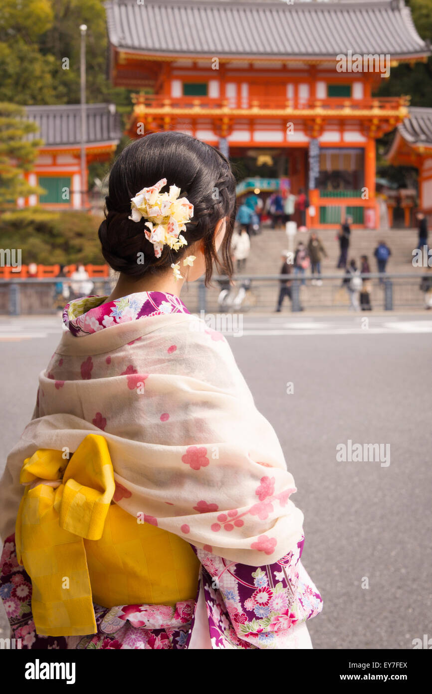 Una giovane donna di noleggiare un kimono, godendo attorno a piedi Gion, Kyoto. Foto Stock