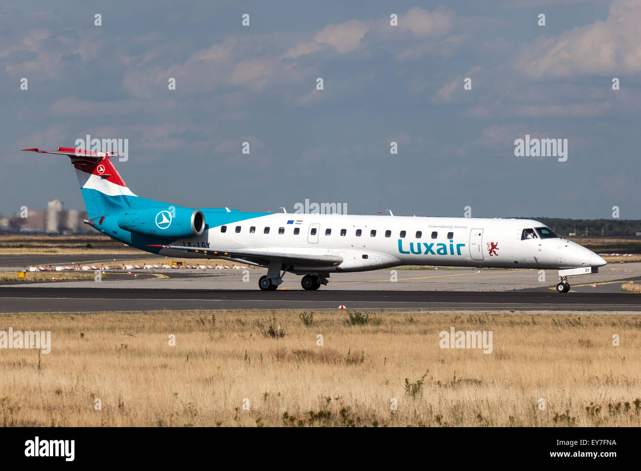 Luxair Embraer ERJ-145LU jet presso l'Aeroporto Internazionale di Francoforte Foto Stock