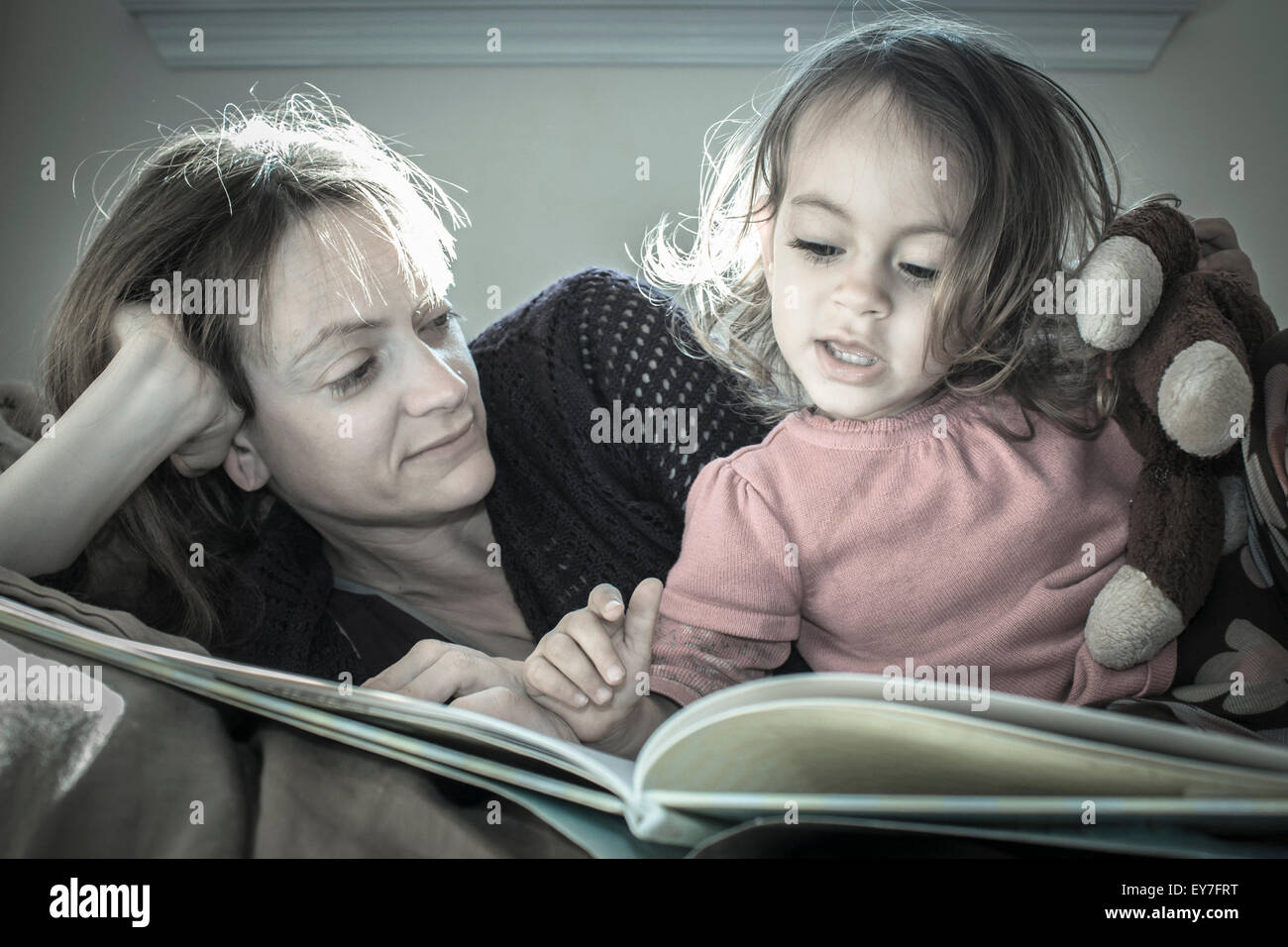 Madre e figlia Libro di lettura Foto Stock