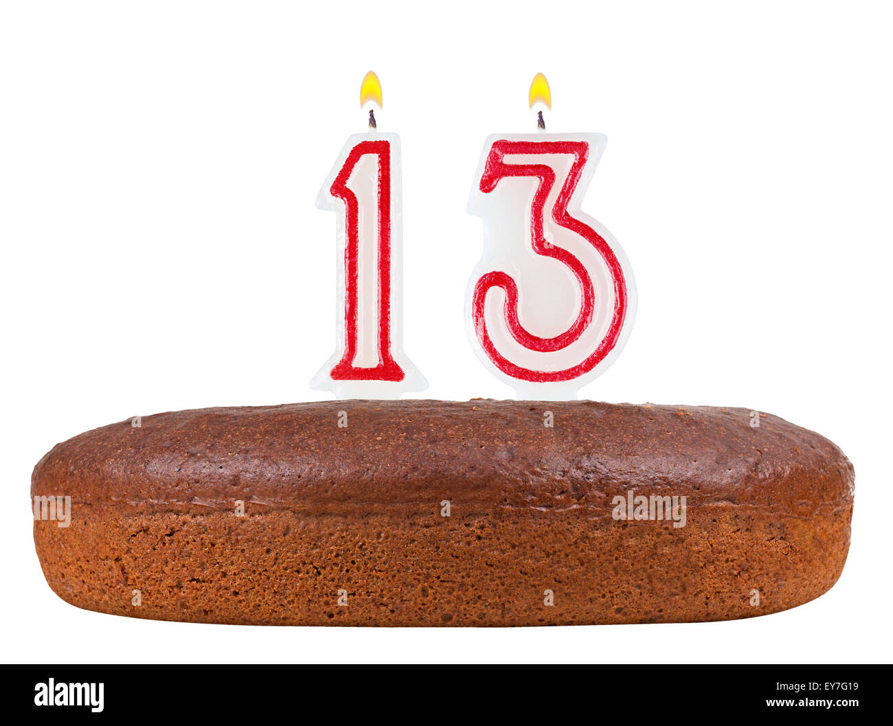 Torta di compleanno con il numero di candele 13 isolato su sfondo bianco Foto Stock