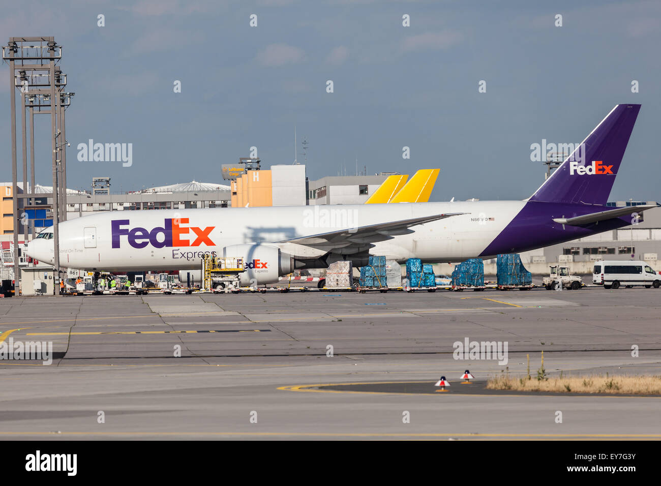 FedEx Express aeromobile presso il terminal merci dell'aeroporto internazionale di Francoforte Foto Stock