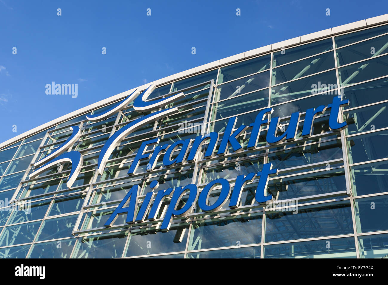 Facciata con il logo di l'Aeroporto Internazionale di Francoforte Foto Stock