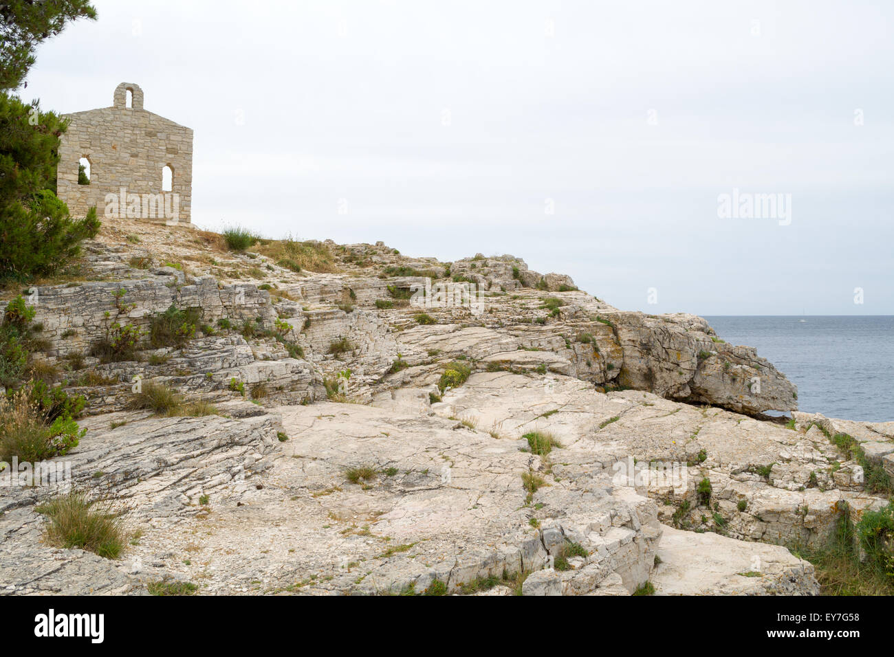 Tempio di pietra dal mare sulla parte superiore della costa rocciosa Foto Stock
