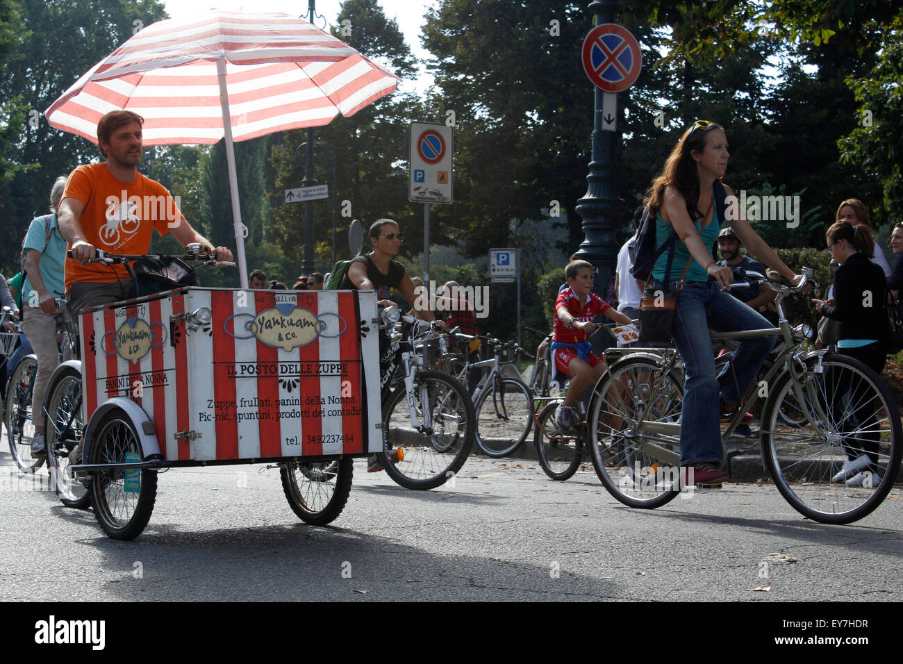 Donna e un gruppo di persone che cavalcano le proprie biciclette durante la manifestazione Bike Pride a Torino Foto Stock