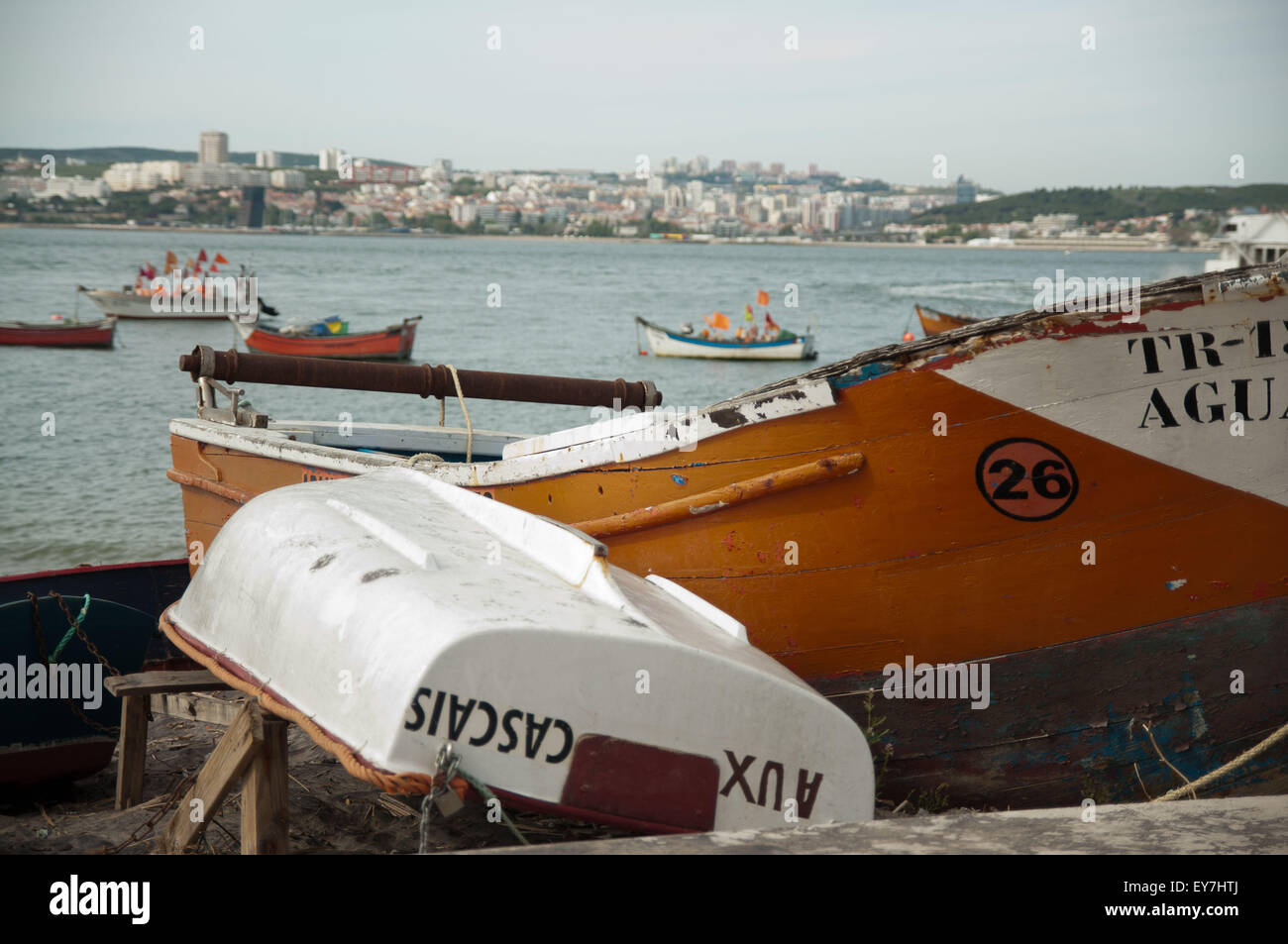 Trafaria è un ex parrocchia civile del Comune (concelho) di Almada, Lisbona Area Metropolitana, Portogallo. Nel 2013, la parrocchia unite nella nuova parrocchia Caparica e Trafaria. La Costa da Caparica è apparentemente non finisce mai di beach attrae sun-adorando lisboêtas craving tutto tans, surfisti desiderosi di cavalcare le onde dell'Atlantico, e day-tripping famiglie in cerca di mare pulito e sabbia soffice. Foto Stock