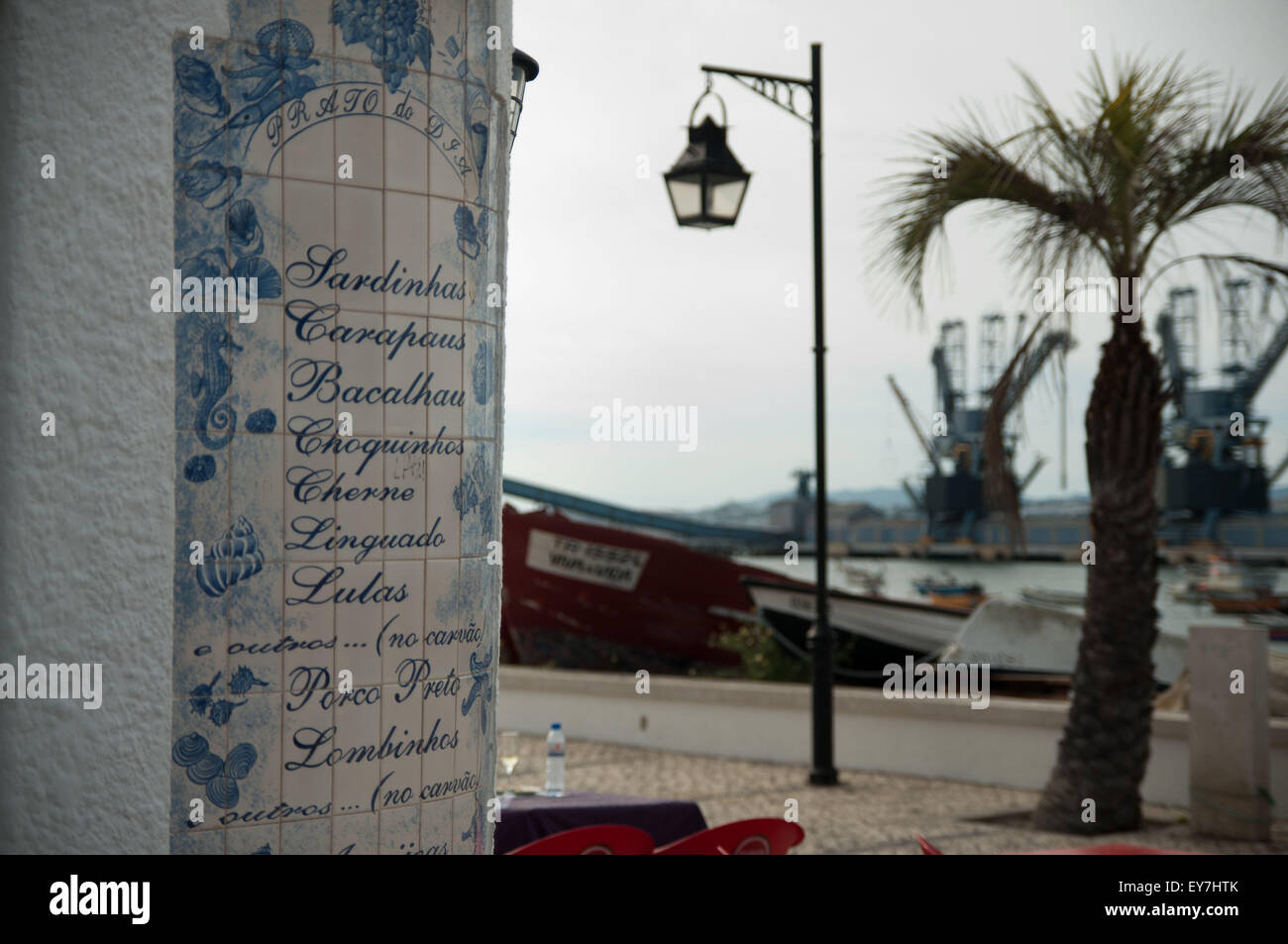 Trafaria è un ex parrocchia civile del Comune (concelho) di Almada, Lisbona Area Metropolitana, Portogallo. Nel 2013, la parrocchia unite nella nuova parrocchia Caparica e Trafaria. La Costa da Caparica è apparentemente non finisce mai di beach attrae sun-adorando lisboêtas craving tutto tans, surfisti desiderosi di cavalcare le onde dell'Atlantico, e day-tripping famiglie in cerca di mare pulito e sabbia soffice. Foto Stock