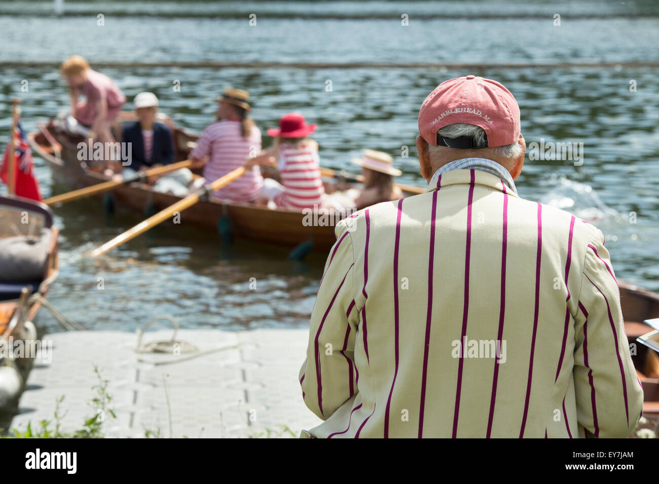 Uomo in una camicia a righe guardando una famiglia barca a remi una barca al Tamigi barca tradizionale Festival, Henley on Thames, Oxfordshire, Inghilterra Foto Stock Uomo in una camicia a righe guardando una famiglia barca a remi una barca al Tamigi barca tradizionale Festival, Henley on Thames, Oxfordshire, Inghilterra Foto Stock