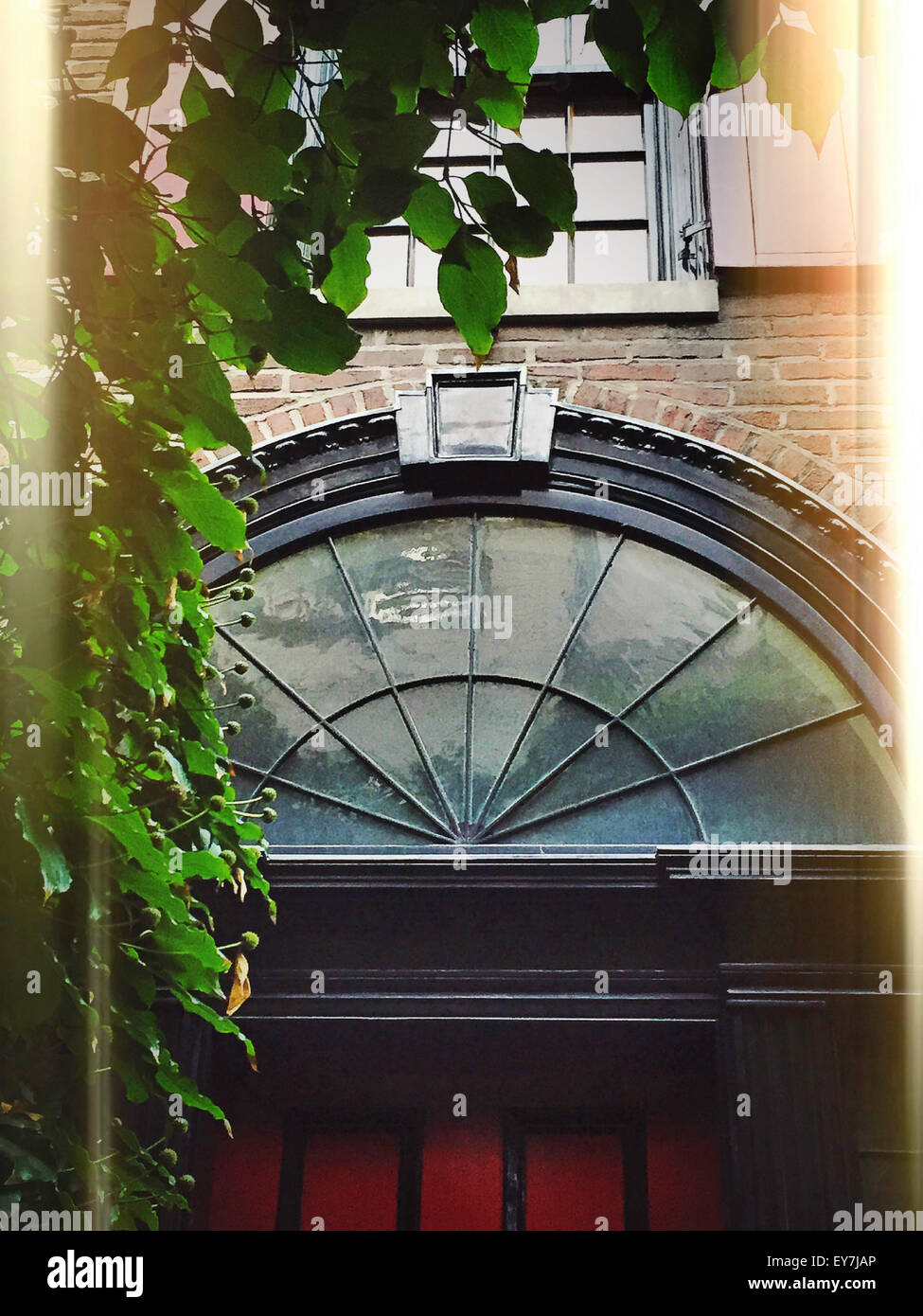 Finestra con pannelli in vetro e piombo, quartiere storico di Sniffen Court a Murray Hill, New York, 36th Street est Foto Stock