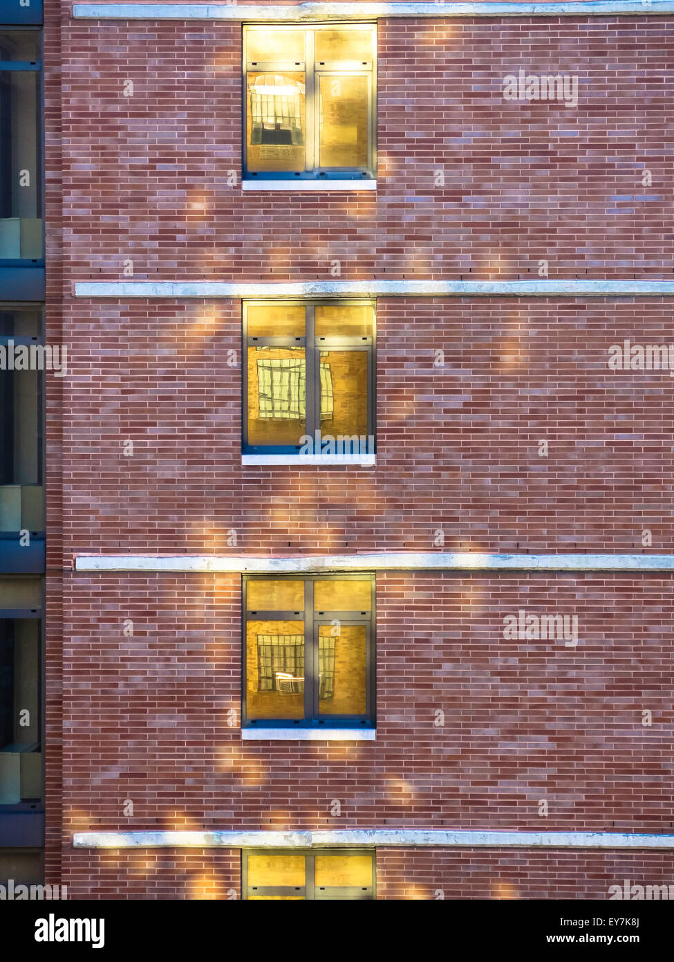 La luce riflessa su apartment house Windows Foto Stock