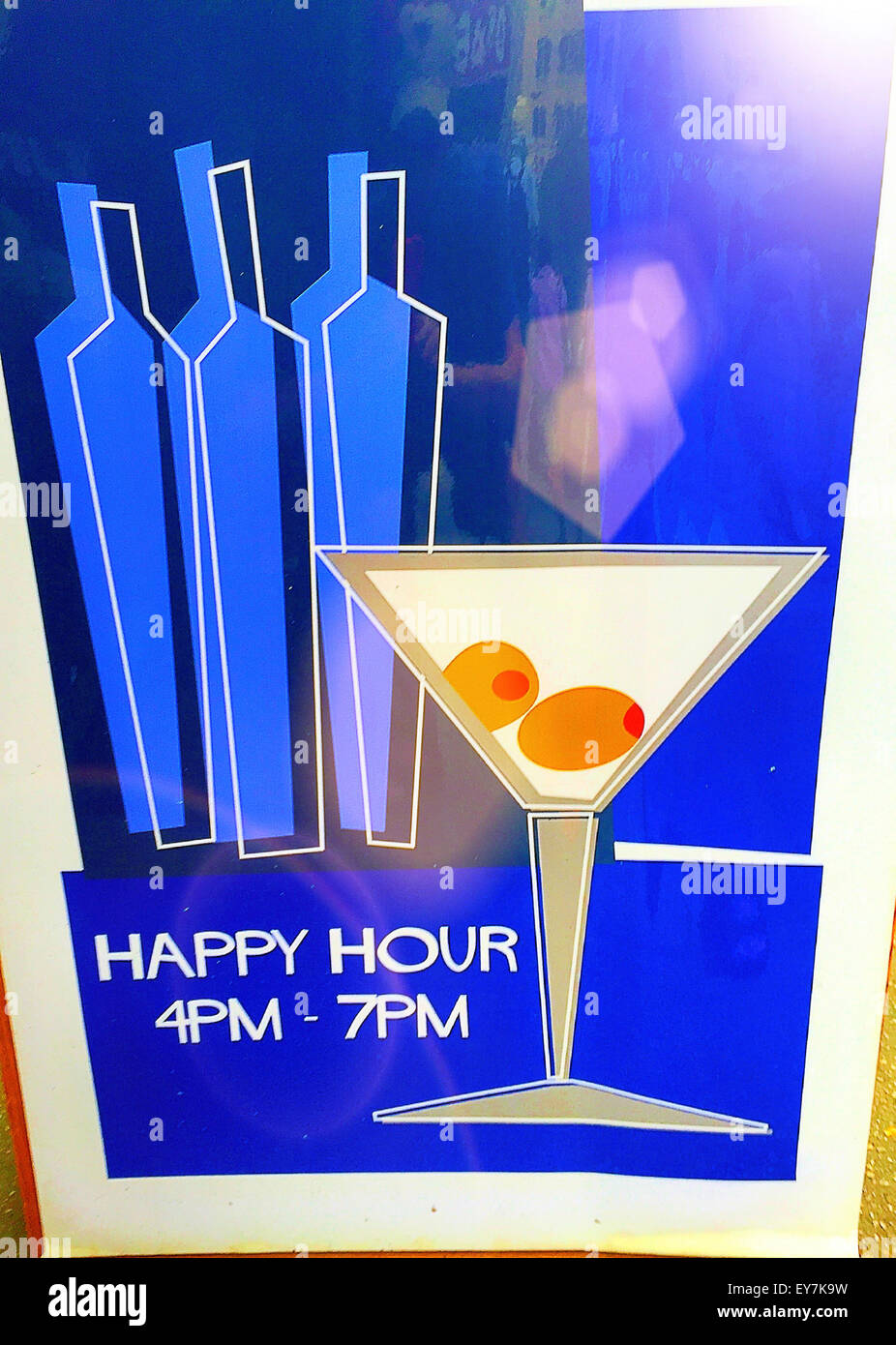 Illustrato happy hour cartello esterno, NYC Foto Stock