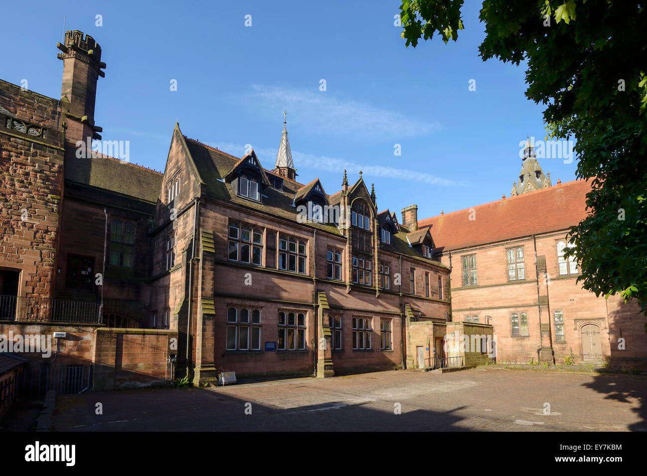 La parte posteriore della Barclays Bank visto dalla piazza abbazia e adiacente a Chester Cathedral Foto Stock